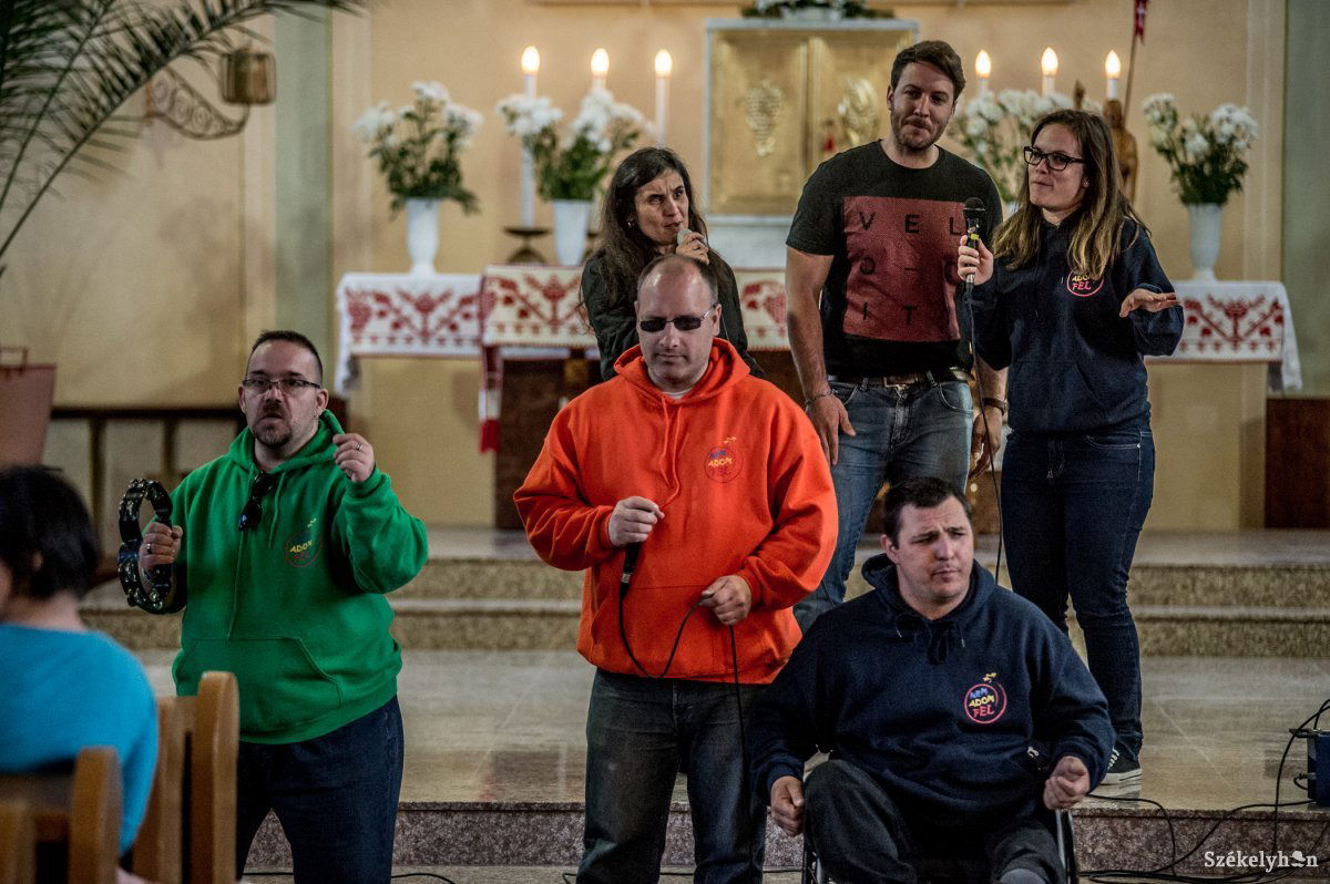 Nem először látogat Székelyföldre a Nemadomfel Együttes. Fellépésük mindig kivételes benyomást hagy az emberekben •  Fotó: Barabás Ákos