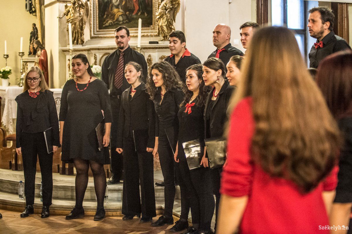 Közönség előtt a PKE vegyeskara. Több hónapos háttérmunka előzte meg az előadást •  Fotó: Barabás Ákos