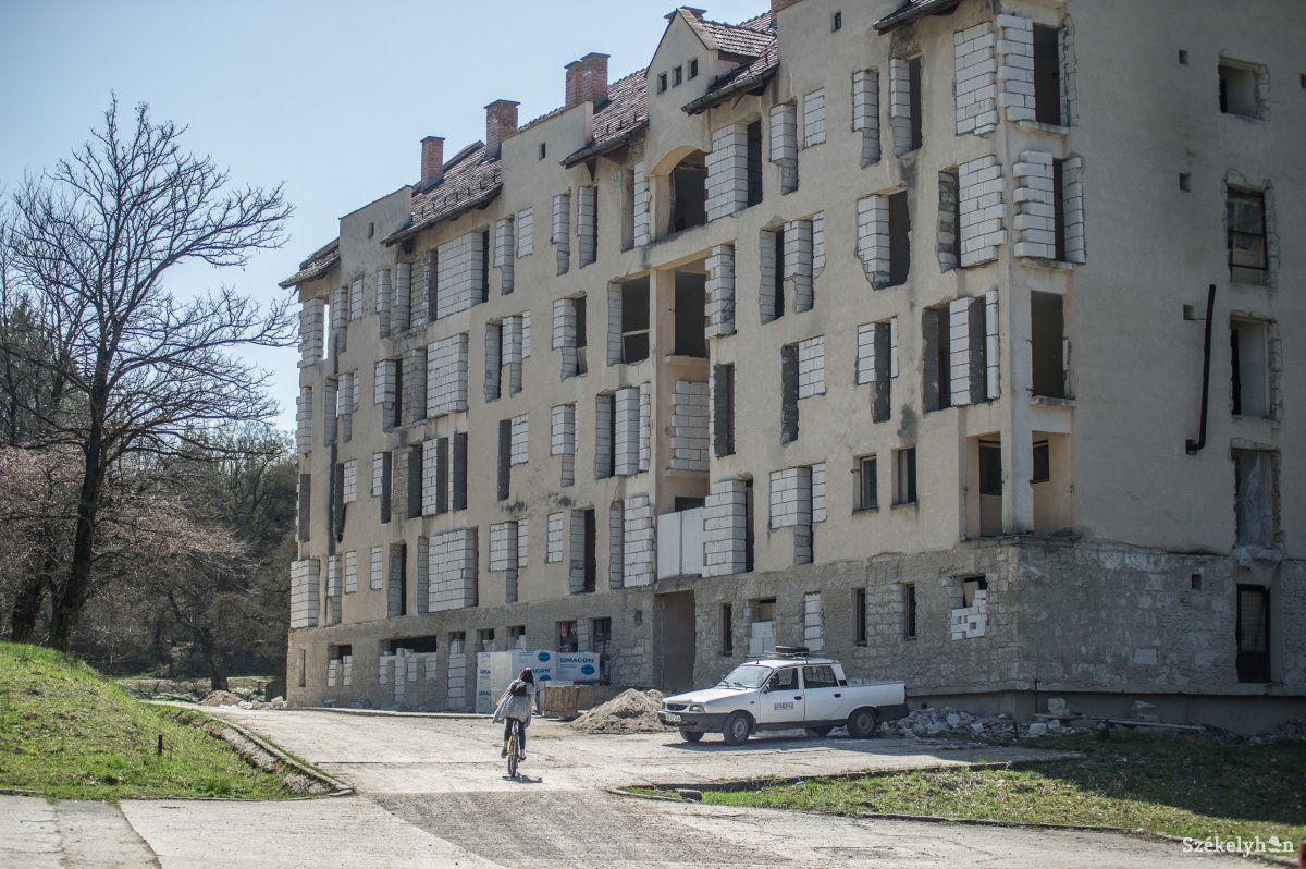 Néhány hetes szünet után jövő héttől újra munkába áll a kivitelező. Archív •  Fotó: Barabás Ákos