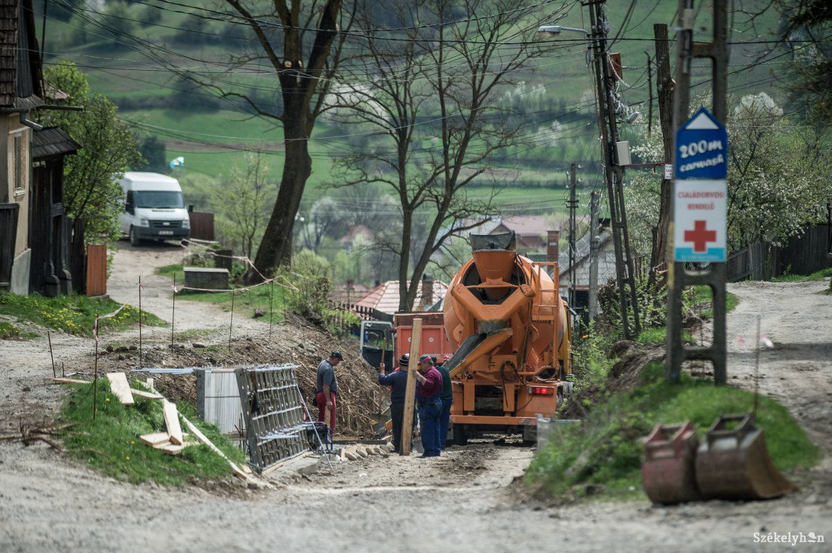 Két pályázatot is nyertek, így párhuzamosan végzik a csatornahálózat bővítését és az utcák modernizálását Zetelakán • Fotó: Barabás Ákos