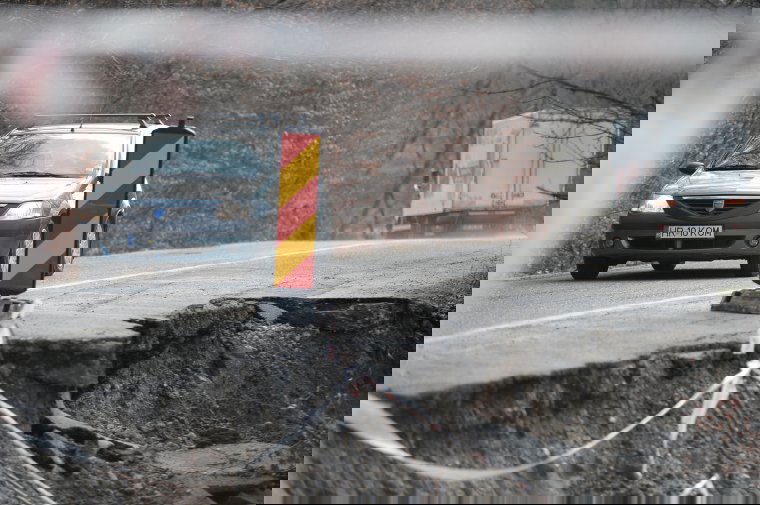 Beszakadt az út Oklánd közelében, mielőbbi beavatkozásra van szükség, hogy ne romoljon tovább a helyzet