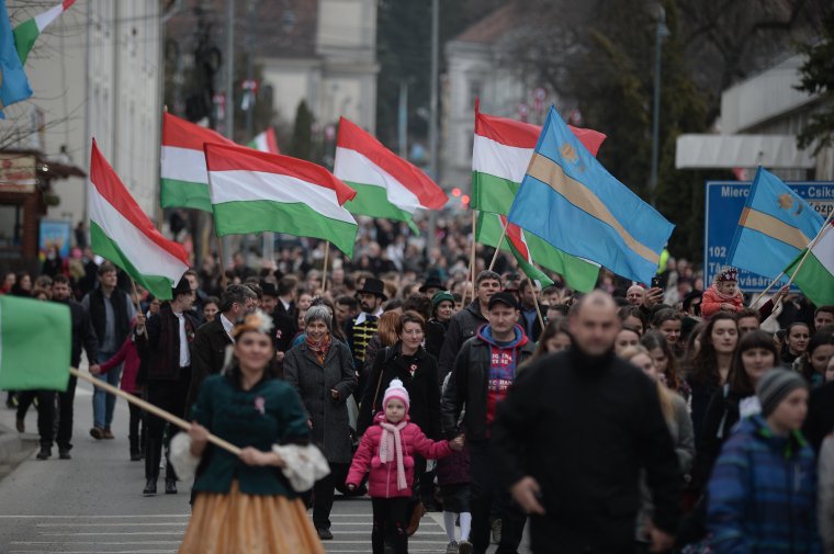 Prefektusi felszólítás a polgármestereknek: tartsák be a zászlótörvény előírásait