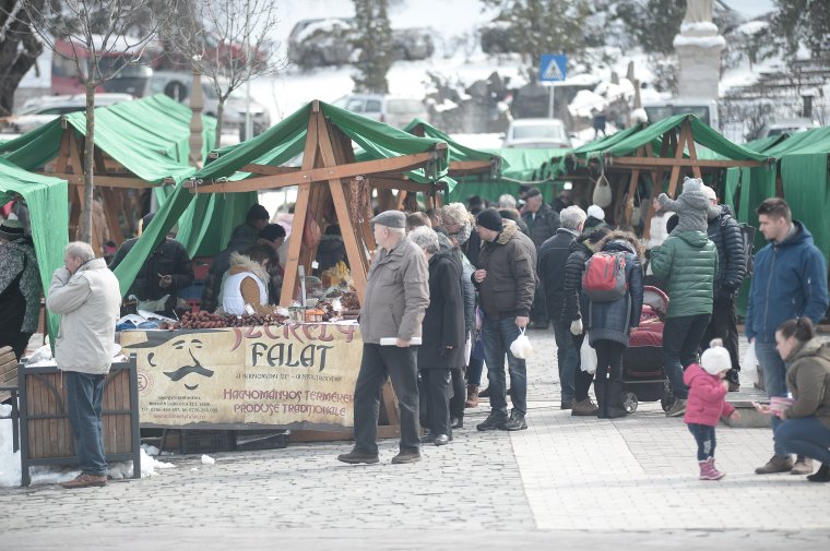 A hidegben sokan, a verőfényes napsütésben kevesebben látogatták a húsvéti vásárt