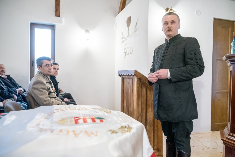 Millenniumi zászlót kaptak Orbán Viktortól a décsfalvi reformátusok