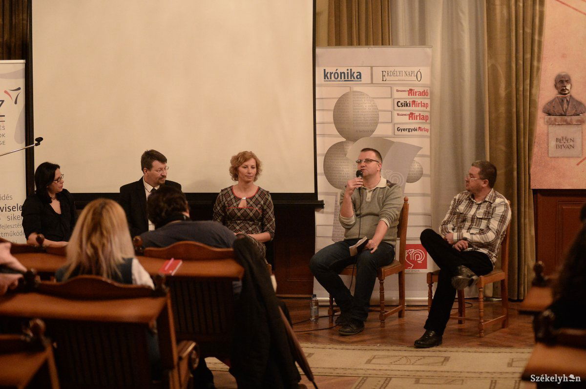 Szakemberek a boldogságról. Rendhagyó eszemecserén vehettek részt az érdeklődők • Fotó: Barabás Ákos