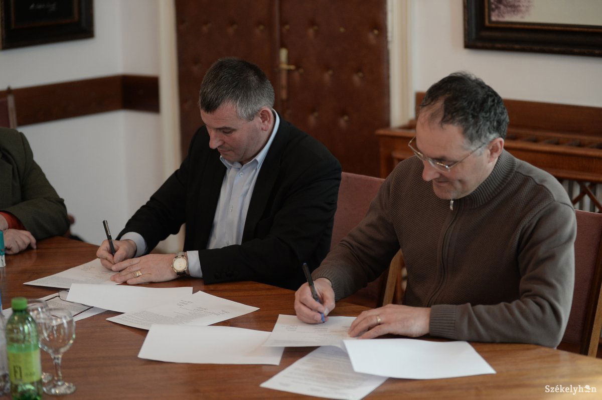 Aláírták a szerződést. Egyenrangú partnerként lépett be Székelyudvarhely a regionális társulásba •  Fotó: Barabás Ákos