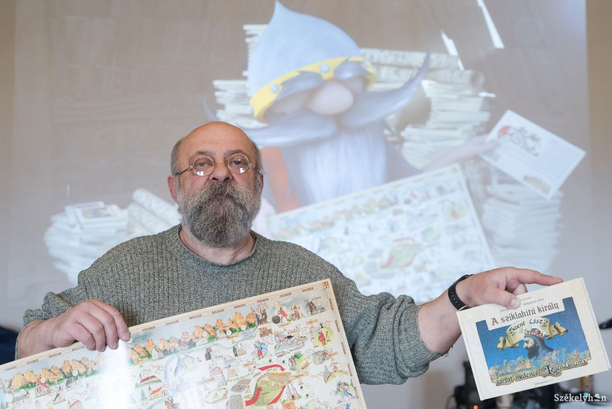Gyöngyössy János mutatja az új projekt eredményét. Kétszáznegyven helyszín, száz legenda gyűlt össze •  Fotó: Veres Nándor