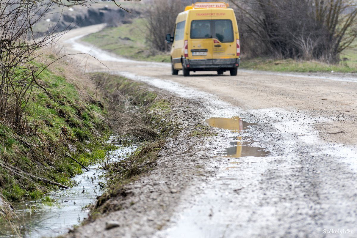 Úttalan utak Kányád községben. Kátyúzni kell, mielőtt elkezdődik az uniós projekt kivitelezése • Fotó: Veres Nándor