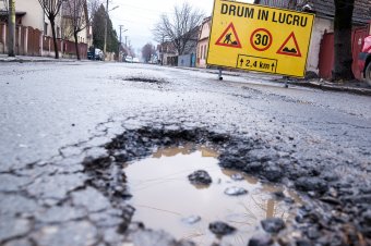 Melegednie kell az időnek, hogy elkezdődhessenek az útkarbantartási munkálatok Székelyudvarhelyen