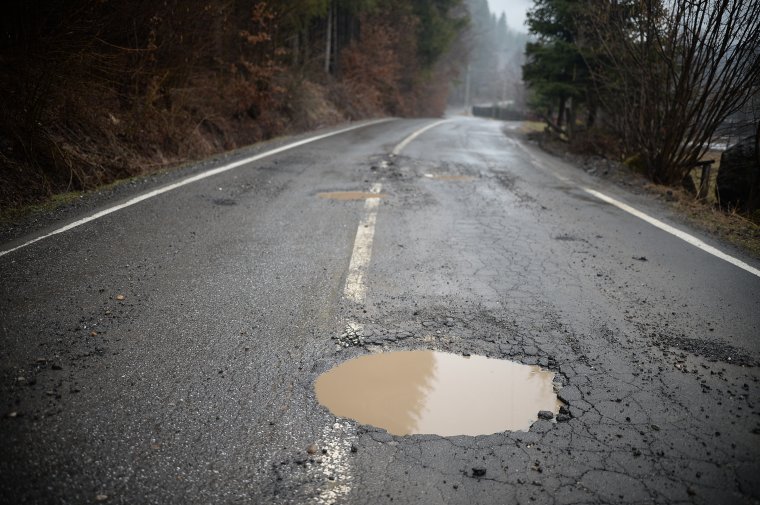 Vizsgálat a balesetet okozó kátyú miatt: az útügyi hatóság szerint a hibákat jelezni kell, a sofőröket óvatosságra intik