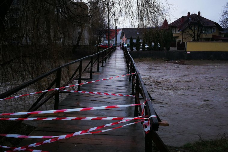Lezárták a sétatéri fahidat Udvarhelyen a hordalékos, bővizű Küküllő miatt