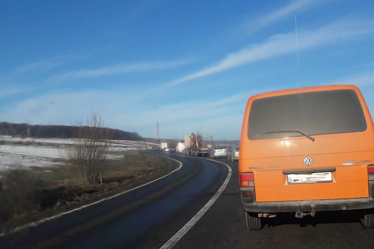 Hosszú kocsisor torlódott fel a helyszínelés alatt •  Fotó: Facebook/Udvarhelyszéki Közlekedési Info