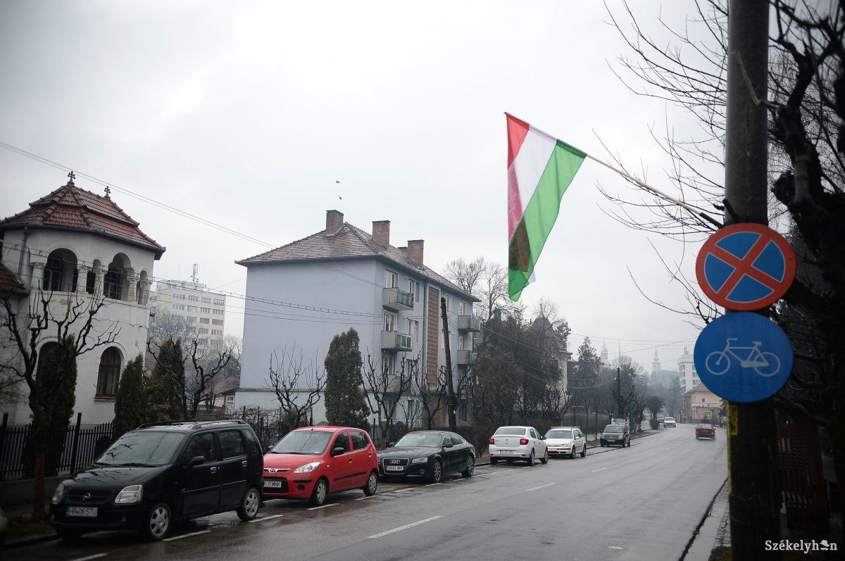 Zászlók Székelyudvarhelyen. Szemet szúrtak •  Fotó: Barabás Ákos