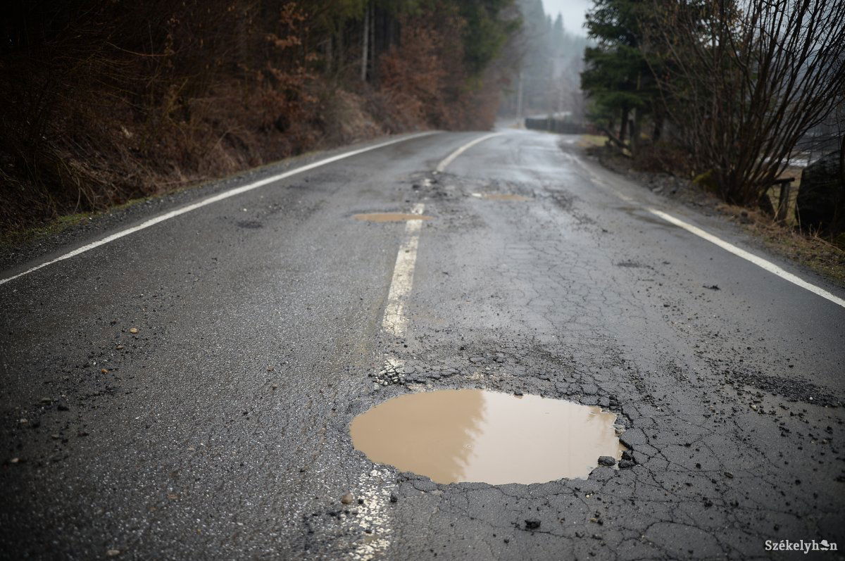 Az országutakat kezelő igazgatóságot ritkán perelik az út állapota miatt • Fotó: Barabás Ákos