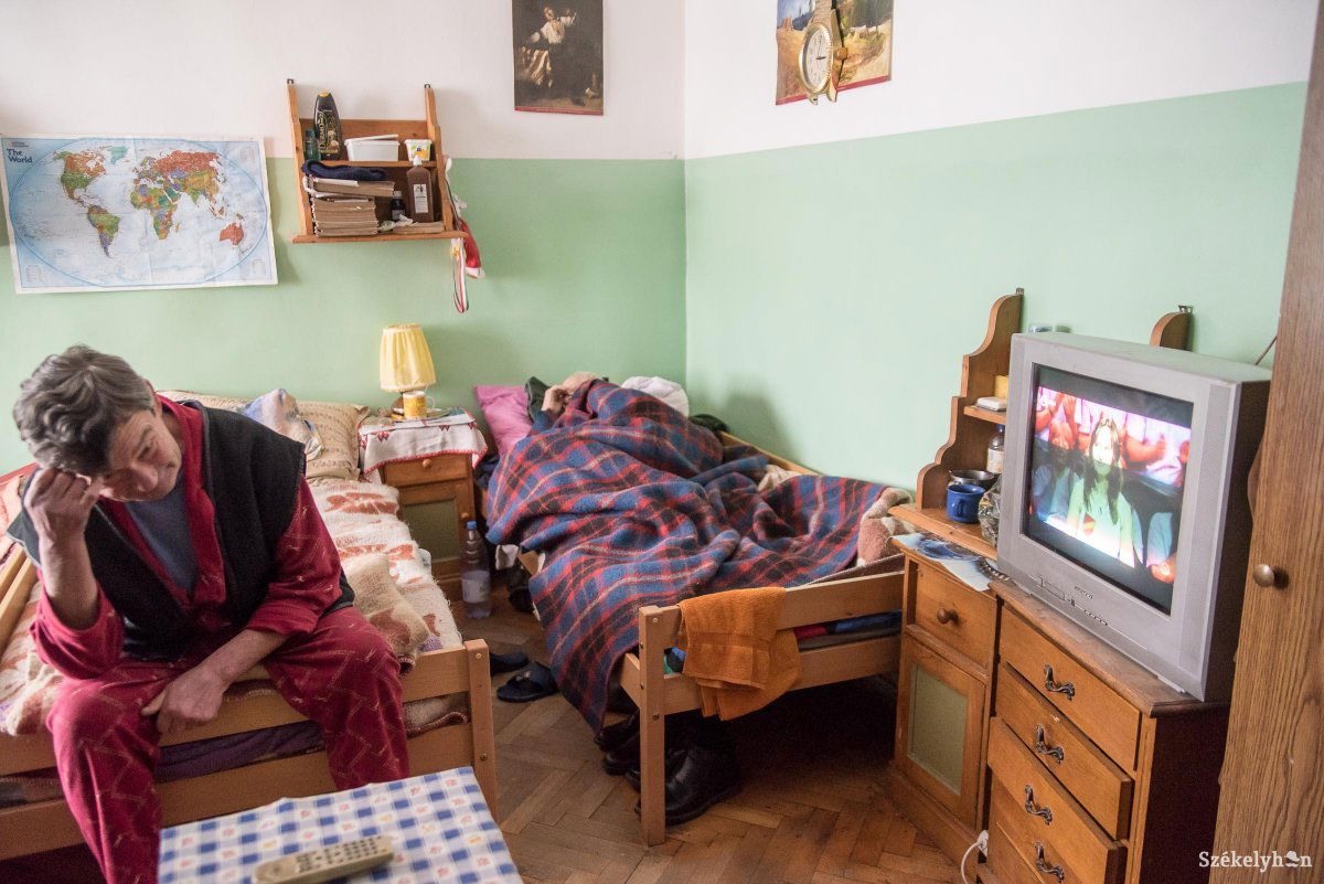 Gyengélkednek a hajléktalanszálló lakói, napközben részben tévézéssel ütik el az időt •  Fotó: Veres Nándor