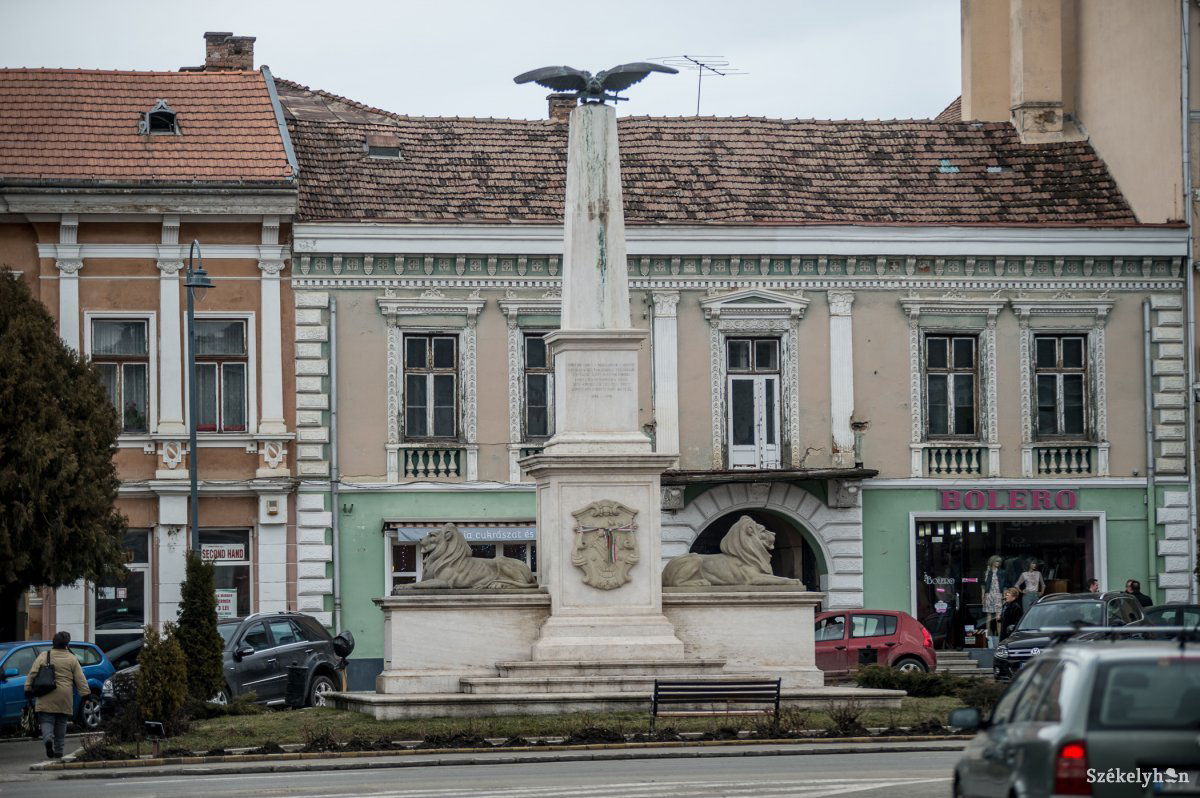 Összesen mintegy 370 ezer lejt kell visszafizessen a hivatalnak a Millenniumi-emlékmű építője •  Fotó: Barabás Ákos