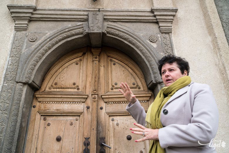 A ferences templom kapuja. A korábbi faépítményből maradt hátra •  Fotó: Veres Nándor