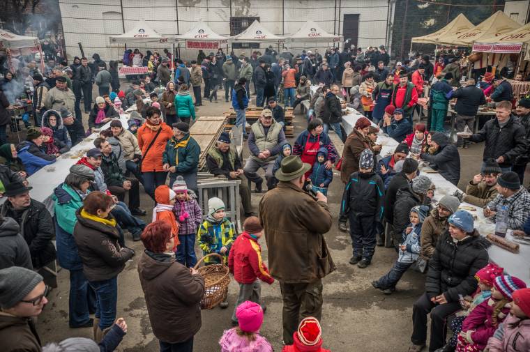 Rászorulókon segítő mulatság