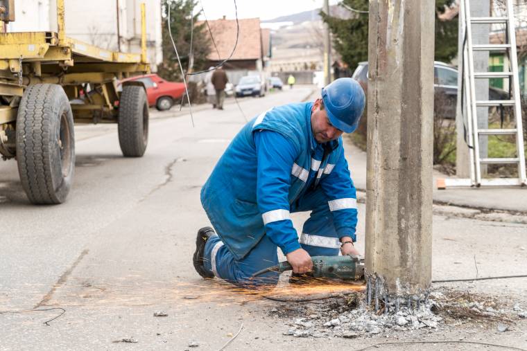 Az utca közepéről kellett eltüntetniük az oszlopot