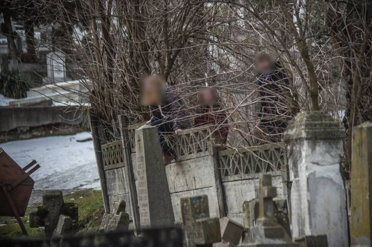 Hiába van füstérzékelő a suliban, a diákok úgyis megtalálják a módját, hogy rágyújtsanak