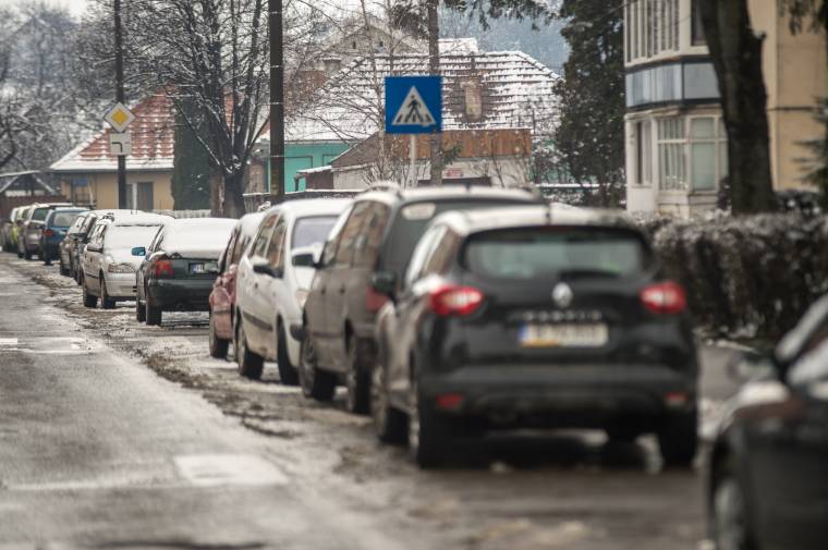Sokan parkoltak járdán, útkereszteződésben, biciklisávon, buszmegállókban