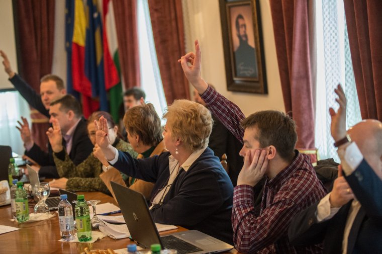 Csak a magyar zászlókat kell eltávolítani a székelyudvarhelyi városháza polgármesteri irodájából