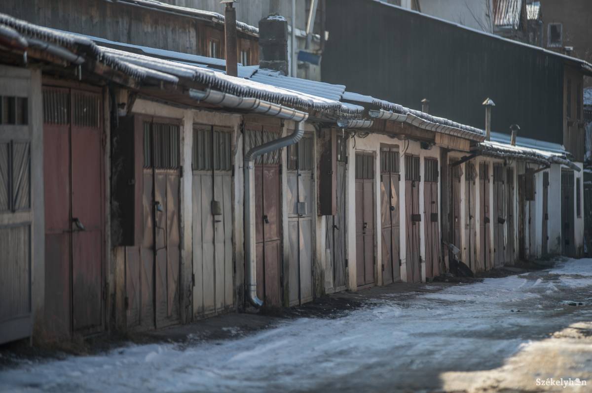 A rendezetlen urbanisztikai helyzet miatt törvényesen nem lehet javítani az infrastruktúrán •  Fotó: Barabás Ákos