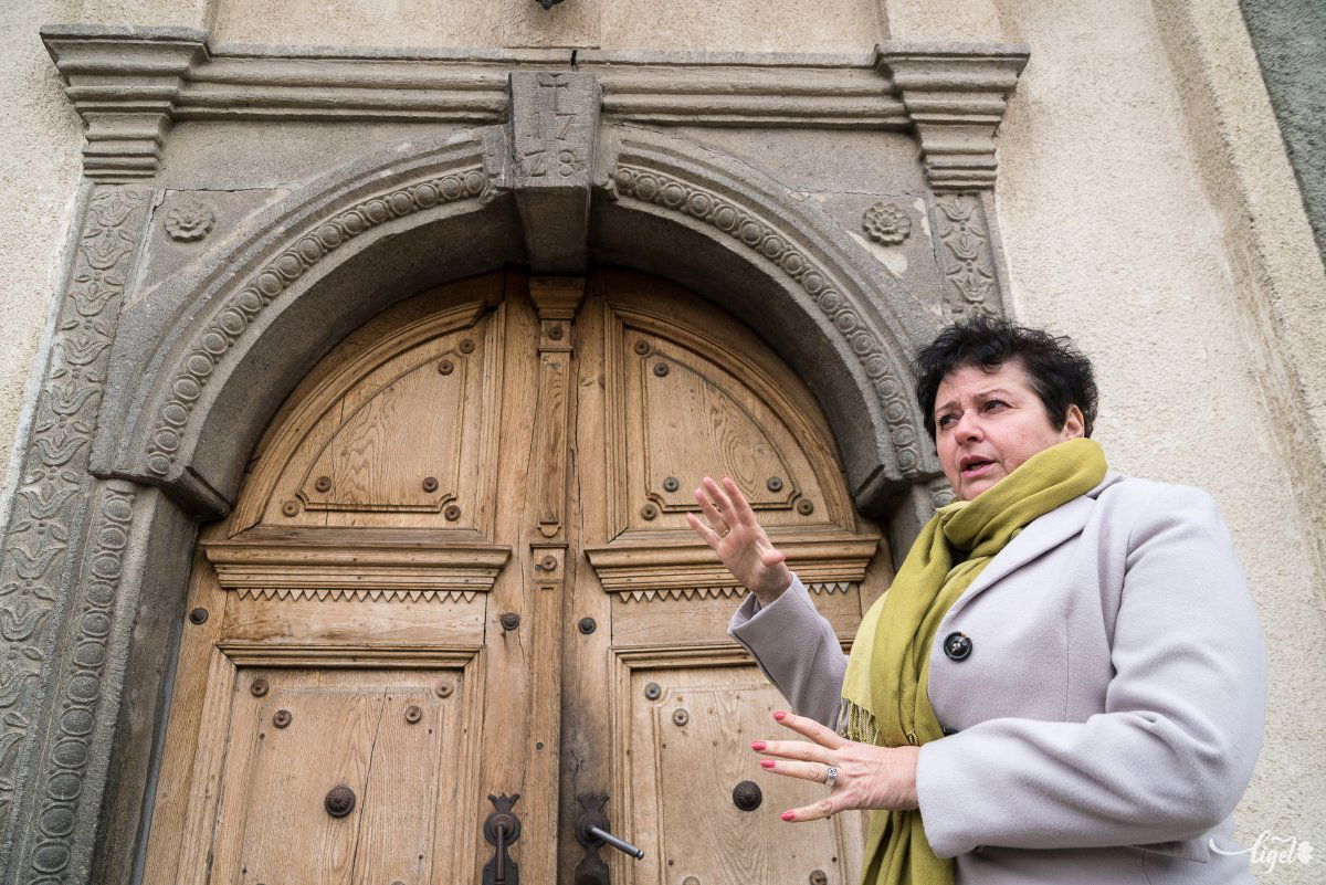 A ferences templom kapuja. A korábbi faépítményből maradt hátra •  Fotó: Veres Nándor
