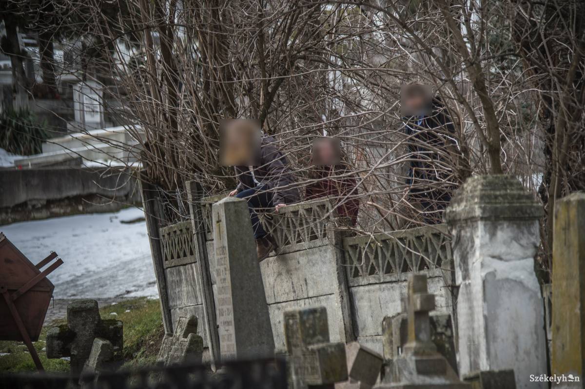 A diákok gyakran alternatív megoldásokat keresnek a dohányzásra. Illusztráció •  Fotó: Barabás Ákos