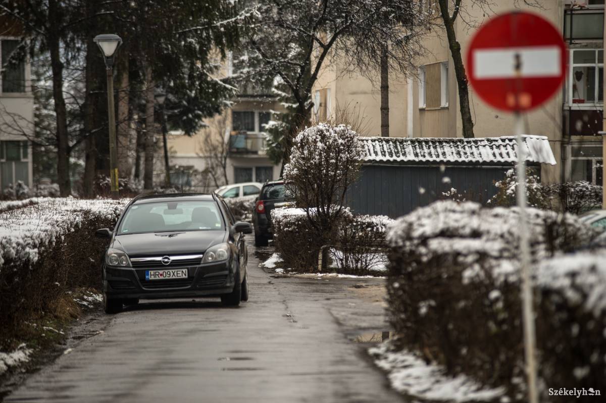 Nap mint nap lehet tilosban parkoló autókról fotókat készíteni minden városban •  Fotó: Barabás Ákos