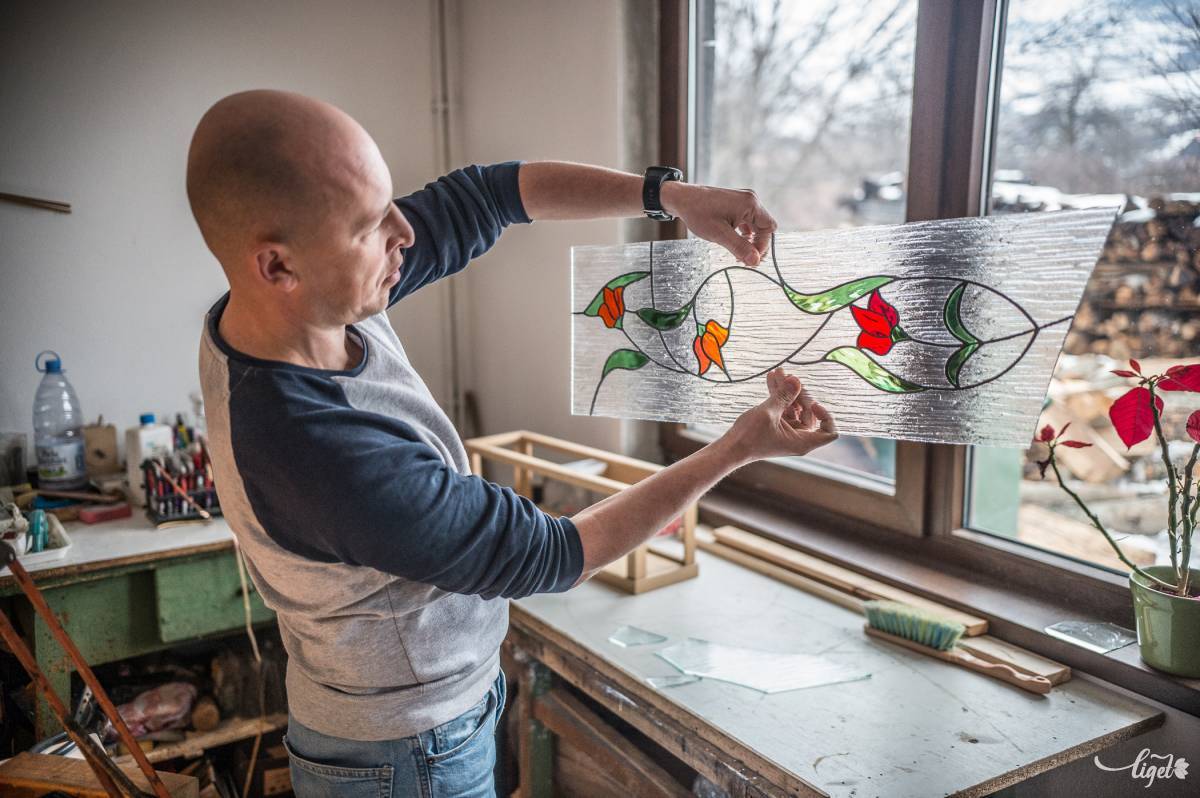 A kintről beszűrődő fény, illetve lámpák esetében a megvilágítás hatására megélénkül a Tiffany-üveg •  Fotó: Barabás Ákos