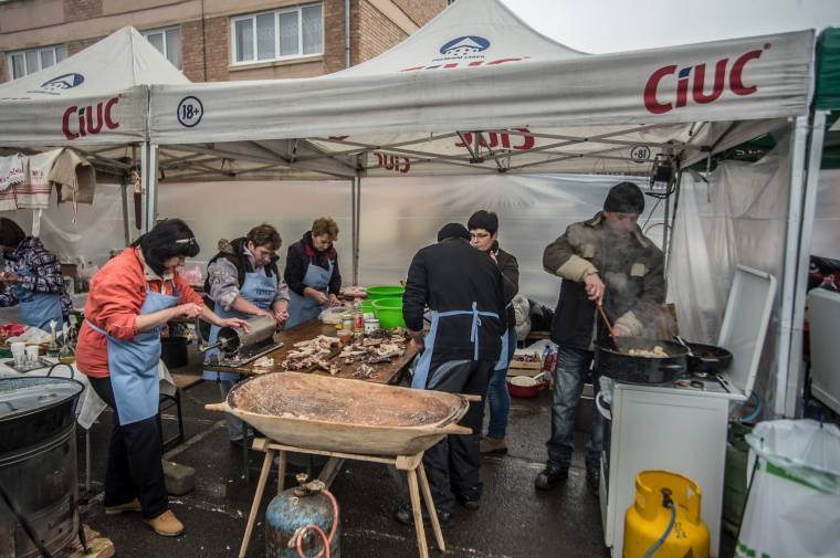 Tizedjére tartottak közösségi disznótort Székelykeresztúron