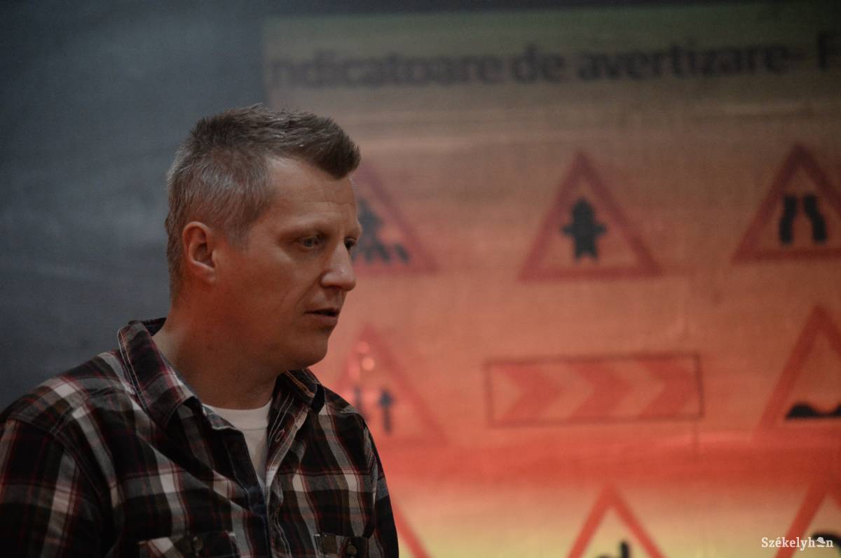 Elméleti órák a kilencedikeseknek: a helyes kerékpáros közlekedést tanítják •  Fotó: Barabás Ákos