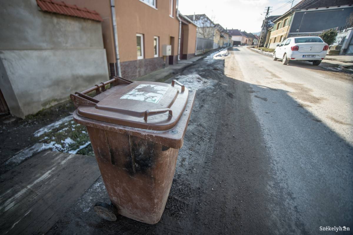 Mezőcsávási céget bíztak meg a szemételszállítással. Kéthetente viszik el a porták elé kihelyezett kukák tartalmát • Fotó: Barabás Ákos