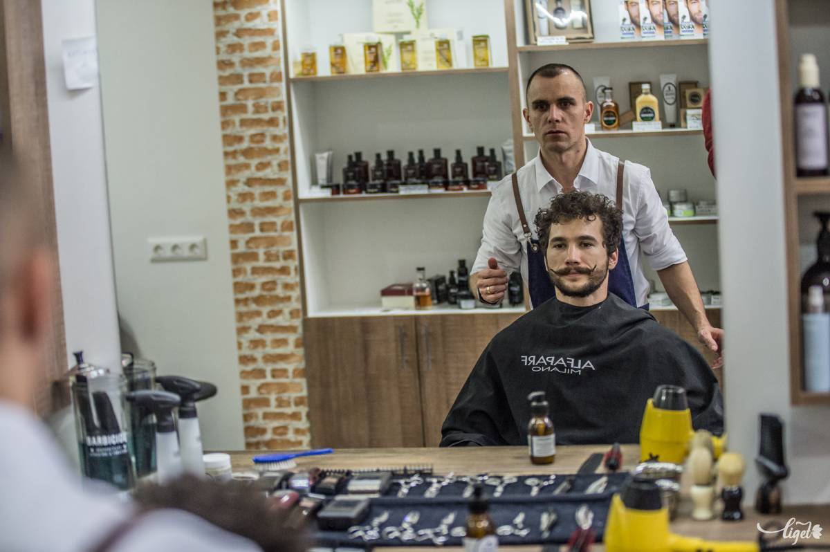 Napjainkban inkább a trendeket követve, egyéniségük kifejezése érdekében vagy éppen kényelmi okokból növesztenek bajuszt, szakállt a férfiak •  Fotó: Barabás Ákos