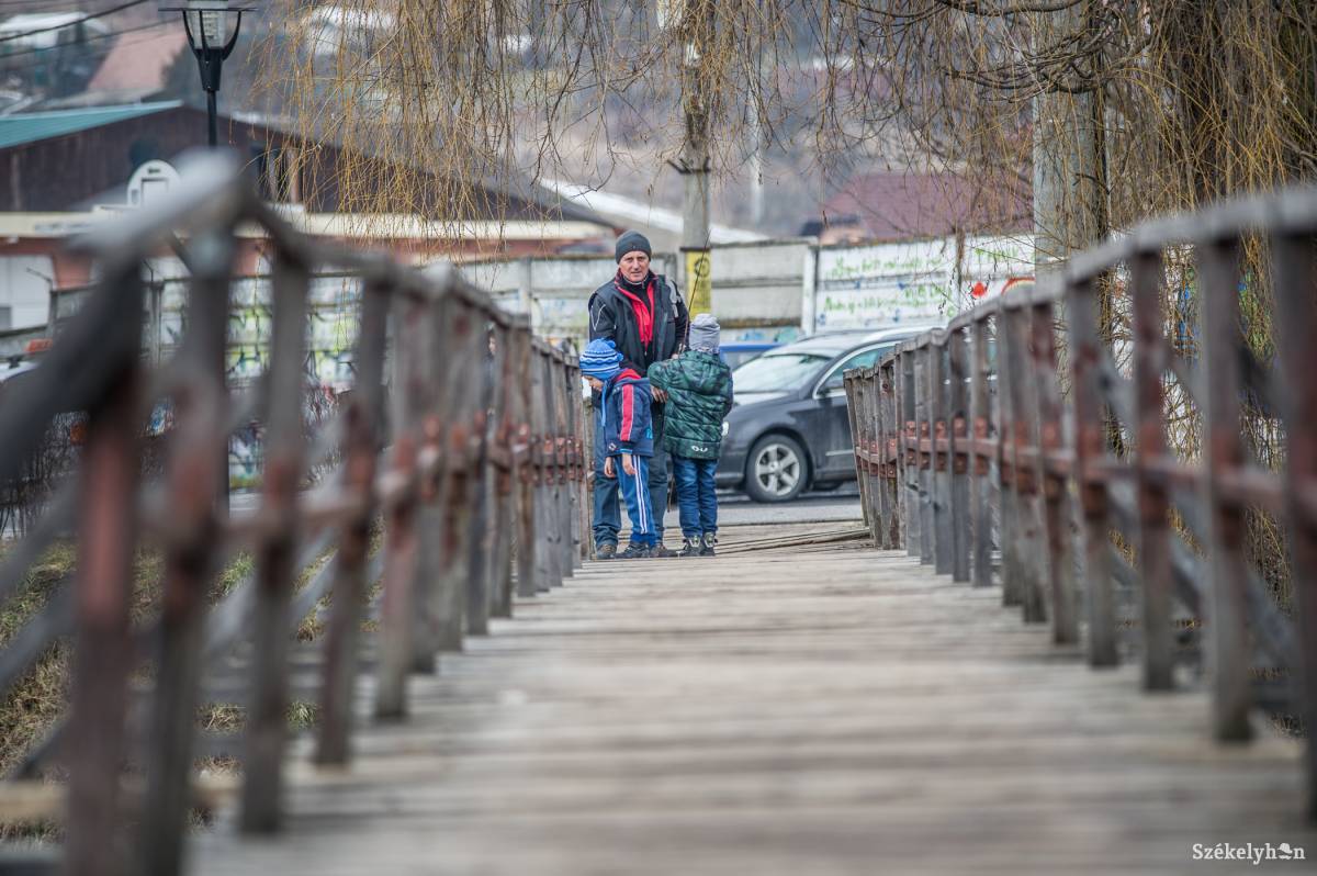 Tábla figyelmeztet a Homoród utcai híd rossz állapotára •  Fotó: Barabás Ákos