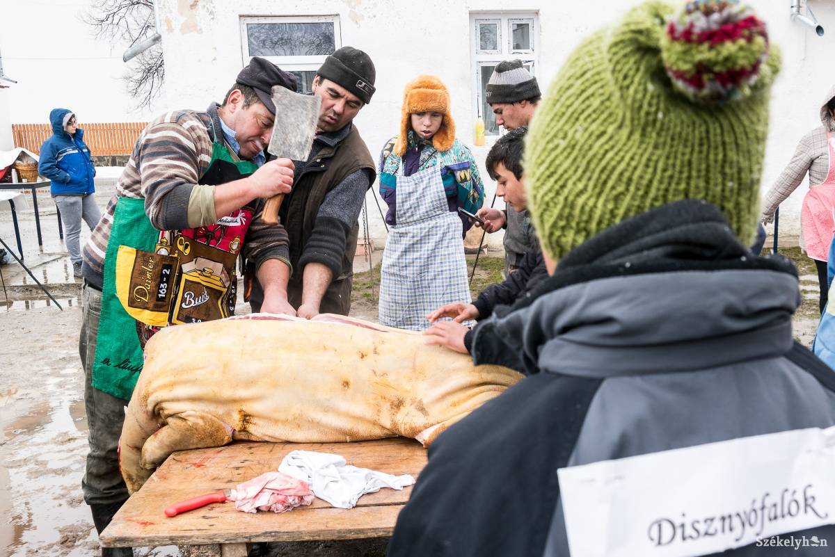 Már a bontásnál is odaálltak, segítettek a gyermekek •  Fotó: Veres Nándor