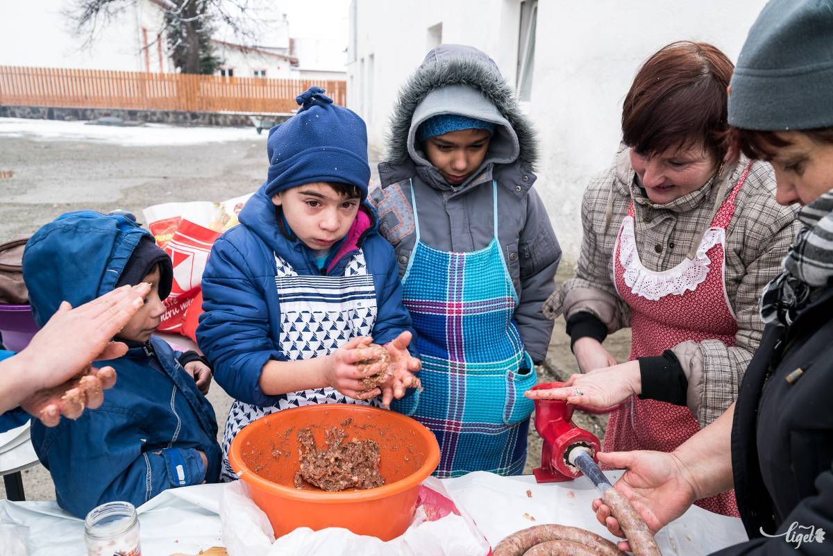 Előbb elkészítették, aztán ették, dicsérték •  Fotó: Veres Nándor
