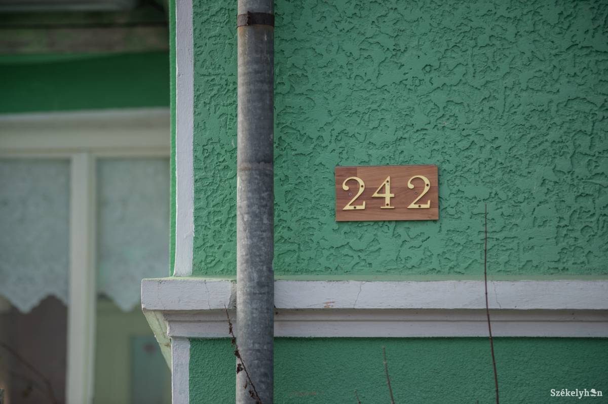 Az új házszámtáblák elkészítését a lakóknak, míg az utcanévtáblákét a hivatalnak kell kifizetnie •  Fotó: Barabás Ákos