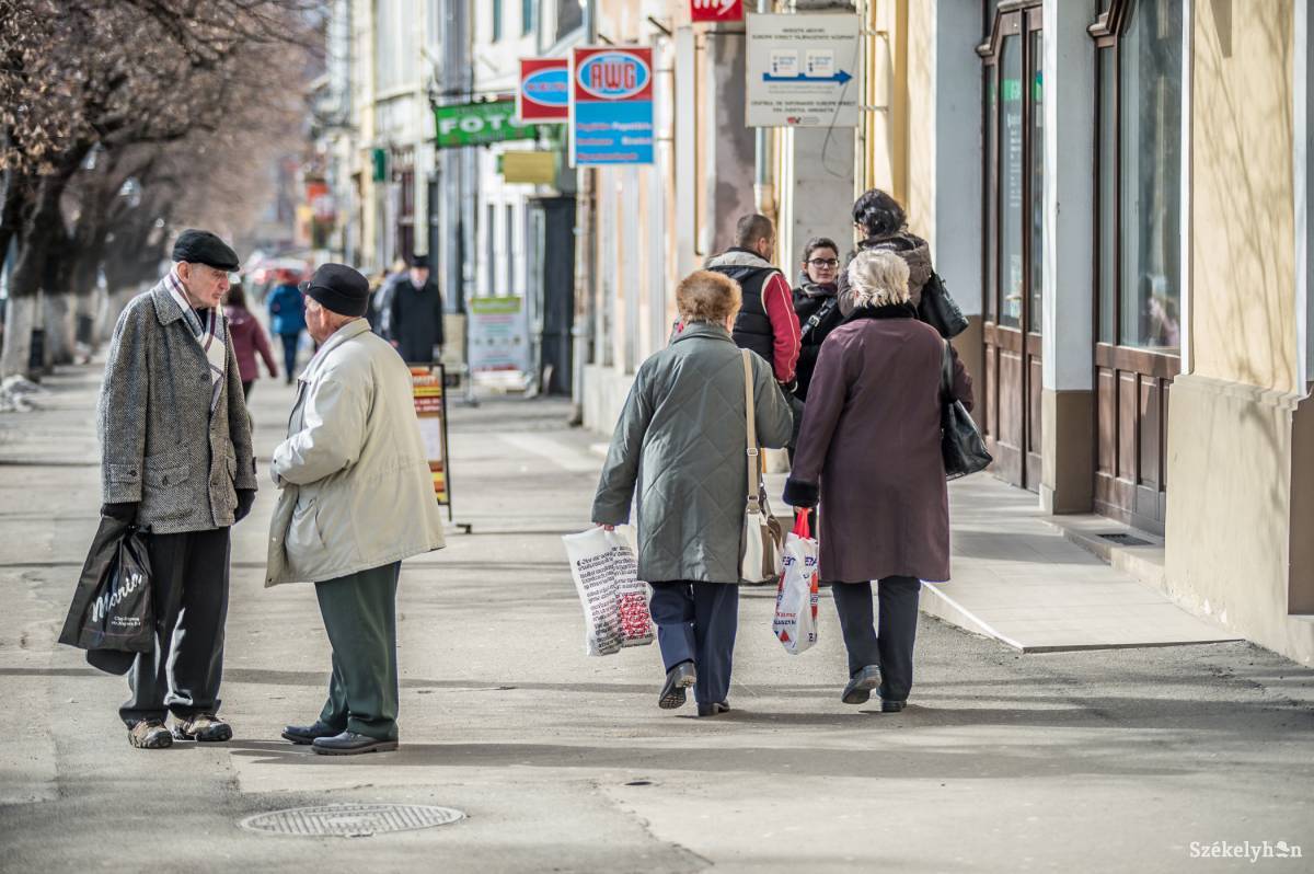 Az idősebb generációtól idegen az internetes ügyintézés •  Fotó: Barabás Ákos