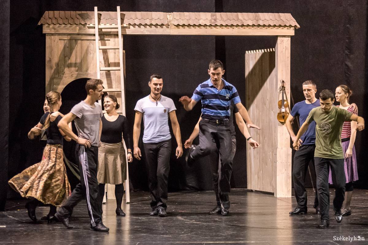 Próbán. Csütörtökön lesz a táncjáték bemutatója •  Fotó: Veres Nándor