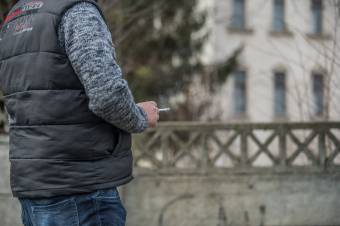 Nem sokat tehetnek a kiskorúak dohányzása ellen a tanintézetek