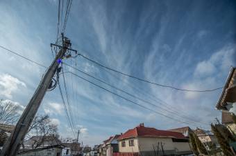 Még mindig több ezer erdélyi háztartásban szünetel az áramszolgáltatás