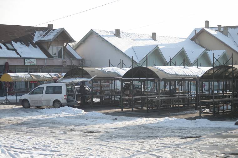 Így védenék meg a naptól a piaci árusokat és termékeiket