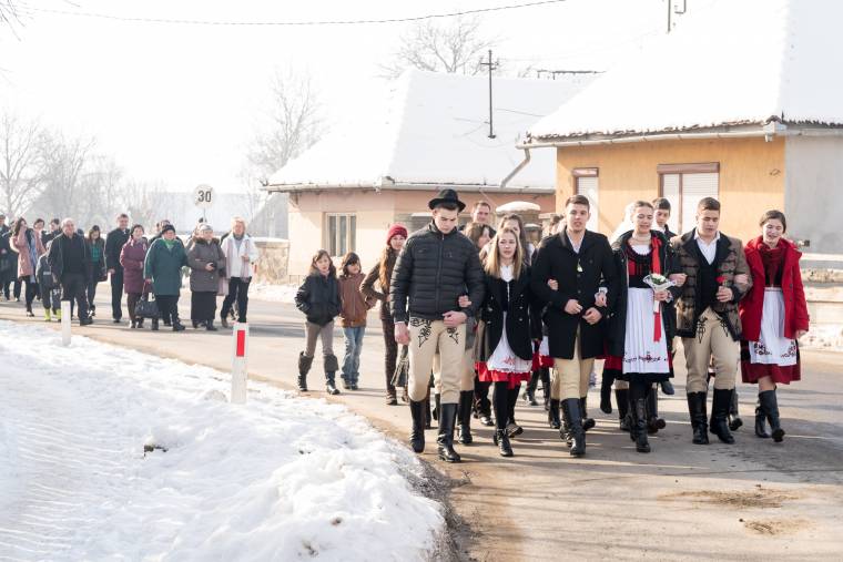 Addig gyermeklakodalmaznak, amíg egyszer csak igazit ülnek