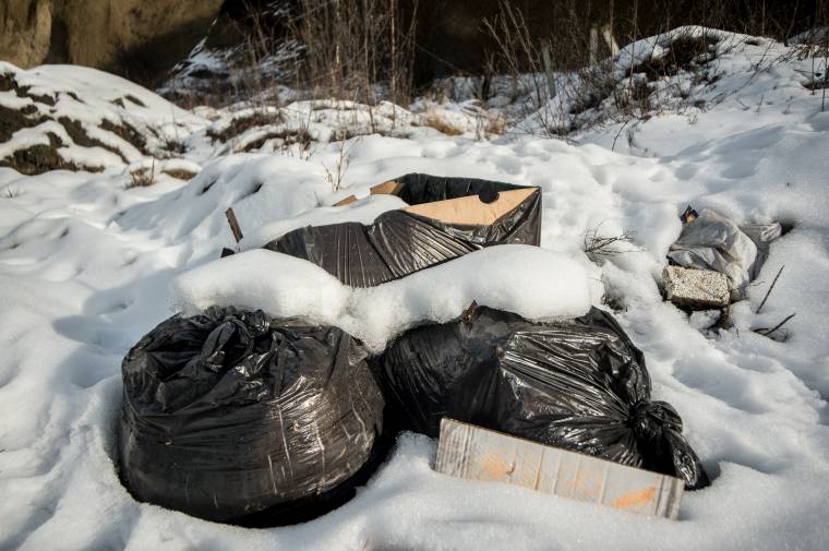 Táblát és kamerát helyeztek ki, mégis odahordják a szemetet