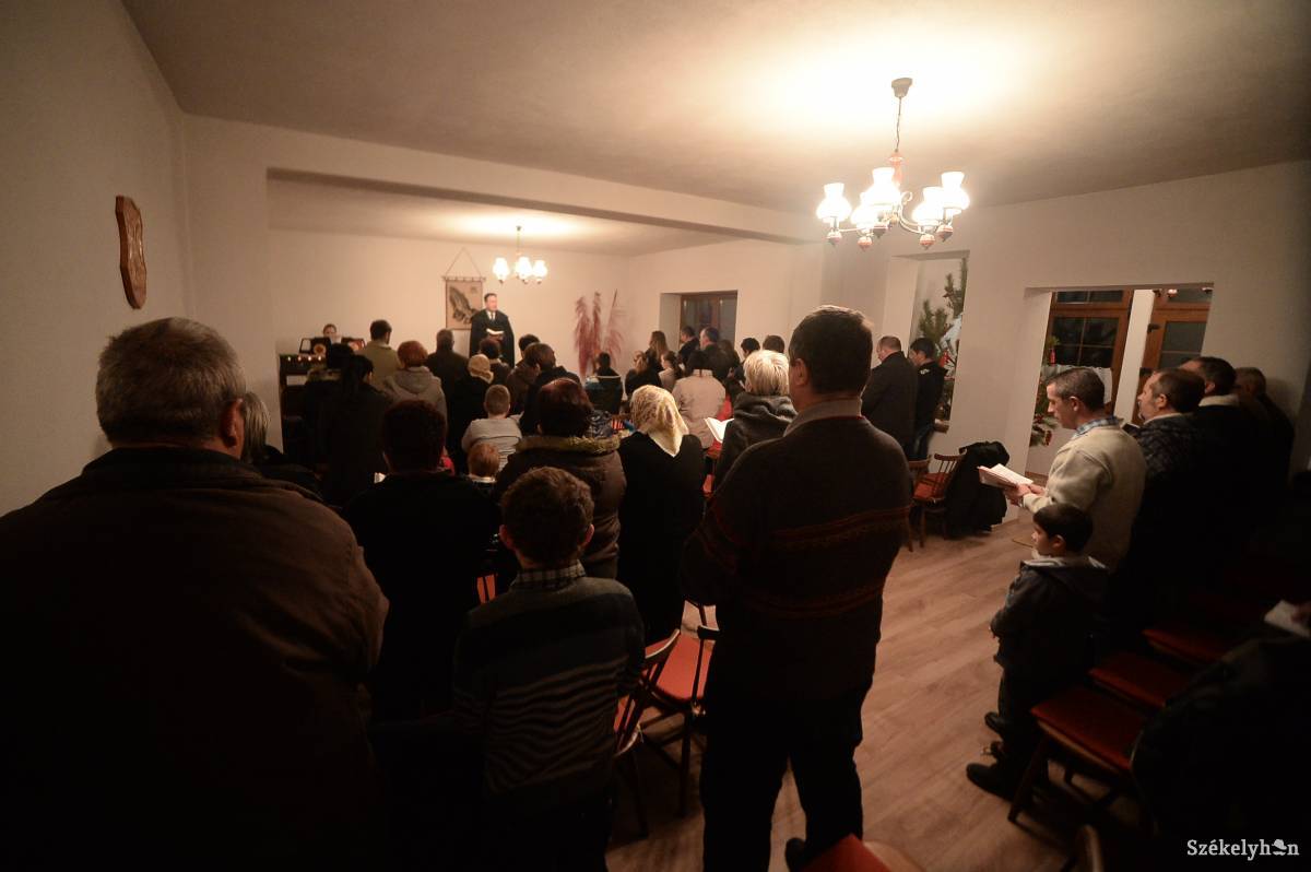Patakfalván a gyülekezeti házban tartják az imaheti istentiszteleteket. Archív •  Fotó: Barabás Ákos