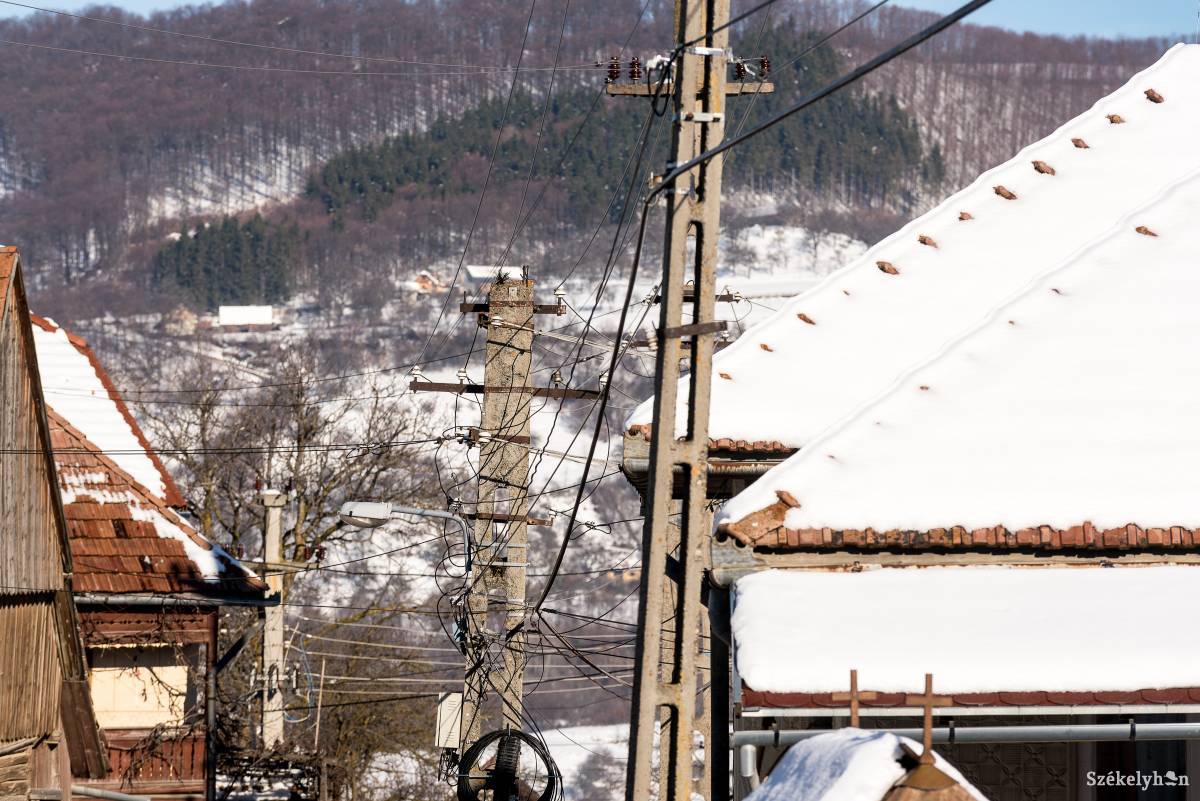 A jelenlegi 403 helyett összesen 600 új ledes égőt szerelnek fel a községben. Így is spórolnak majd a villanyszámlán •  Fotó: Veres Nándor