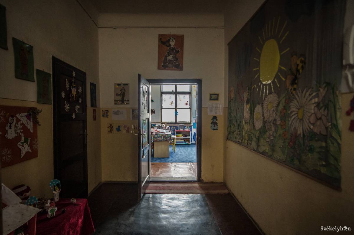 Az ivóvíz minősége mellett az iskola épületének állapota sem megfelelő Székelyszentmihályon •  Fotó: Barabás Ákos