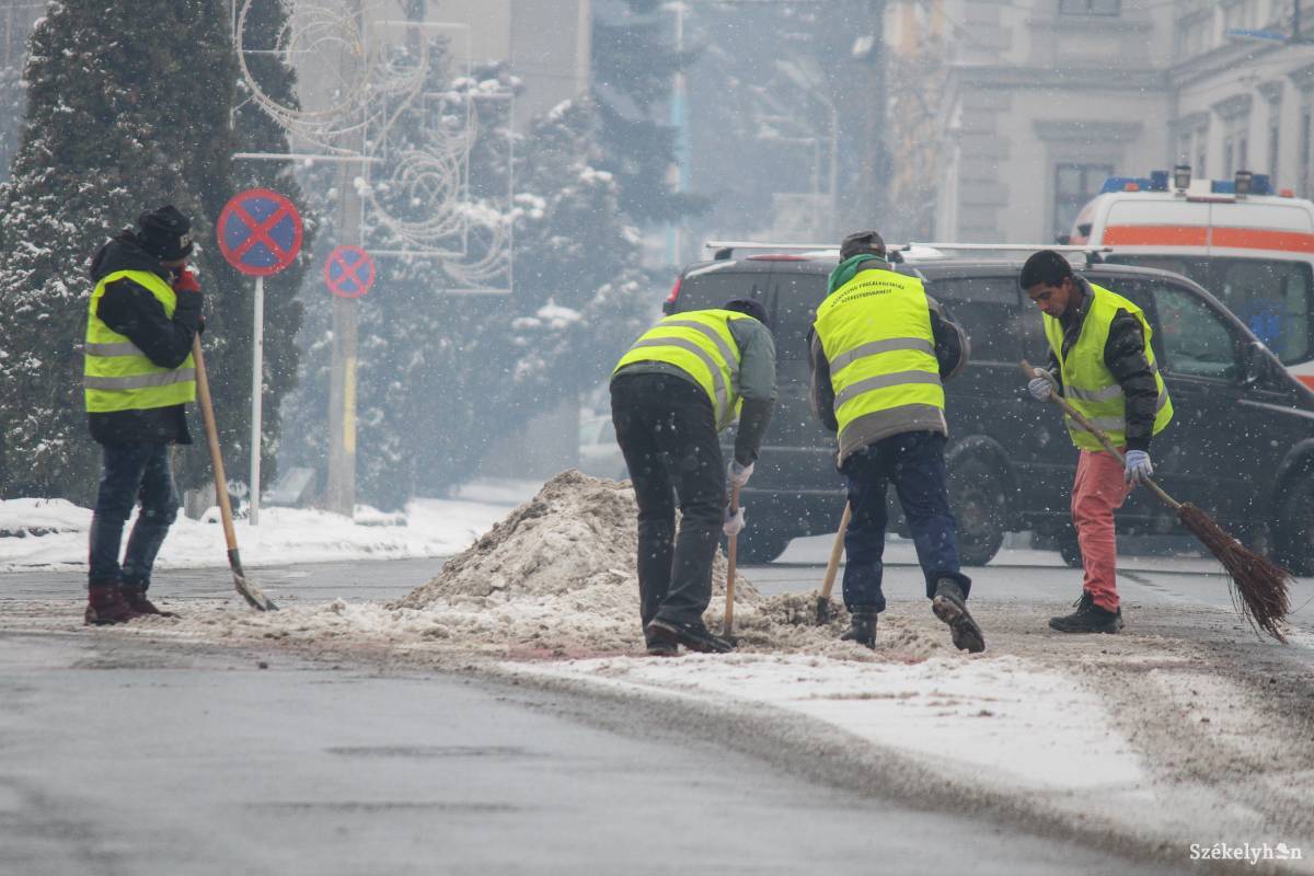 Télen havat sepernek, jeget törnek a város járdáin. Archív •  Fotó: Pál Árpád